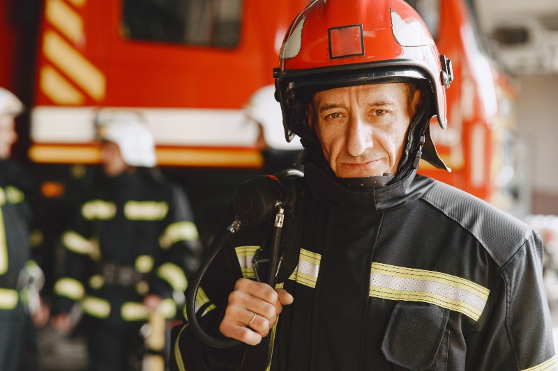 El caos que genera el jefe «pirómano-bombero»